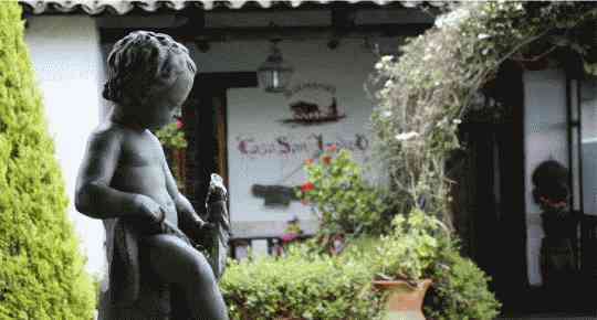 Escultura de la fachada del Restaurante Casa San Isidro